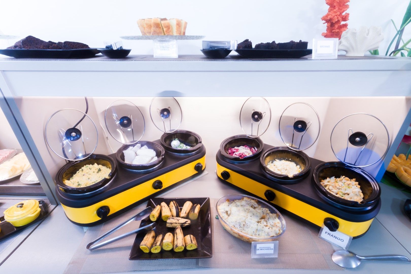 Uma mesa de bufê com uma variedade de comidas.