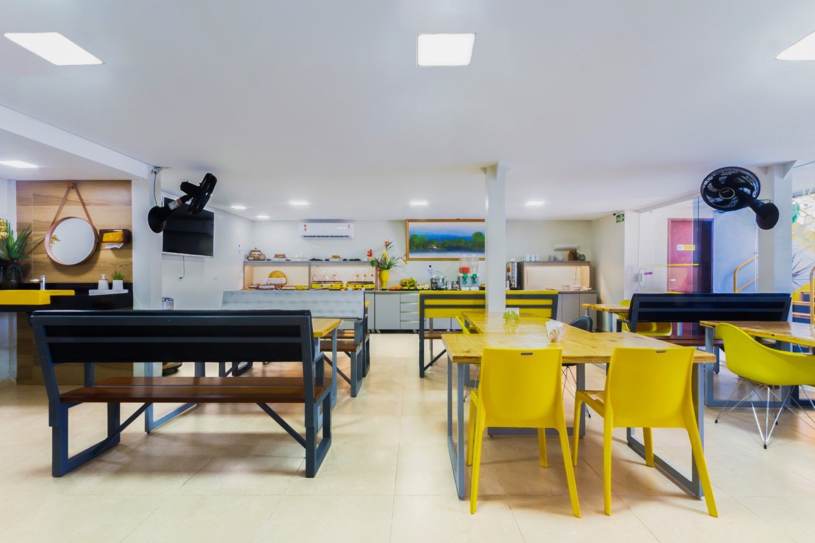 Há muitas mesas e cadeiras nesta sala.