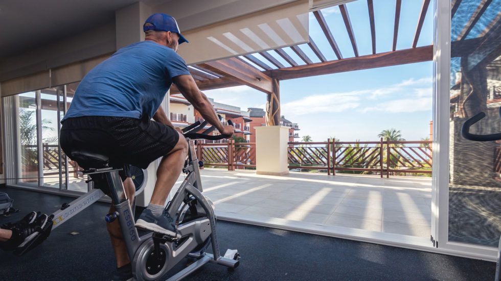 Vivo Resort gym overlooking a balcony with a view of the sky and water.