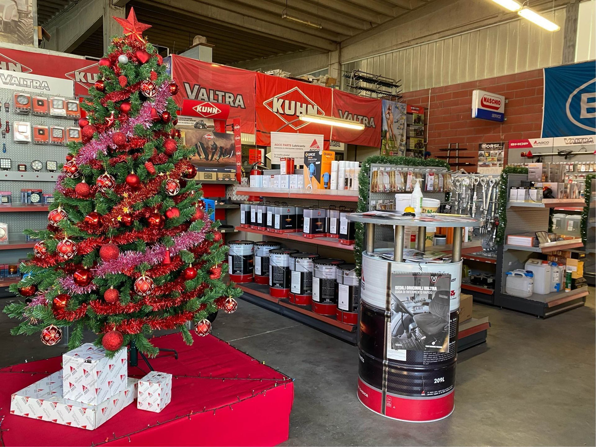 Un albero di Natale è posizionato al centro di un negozio.