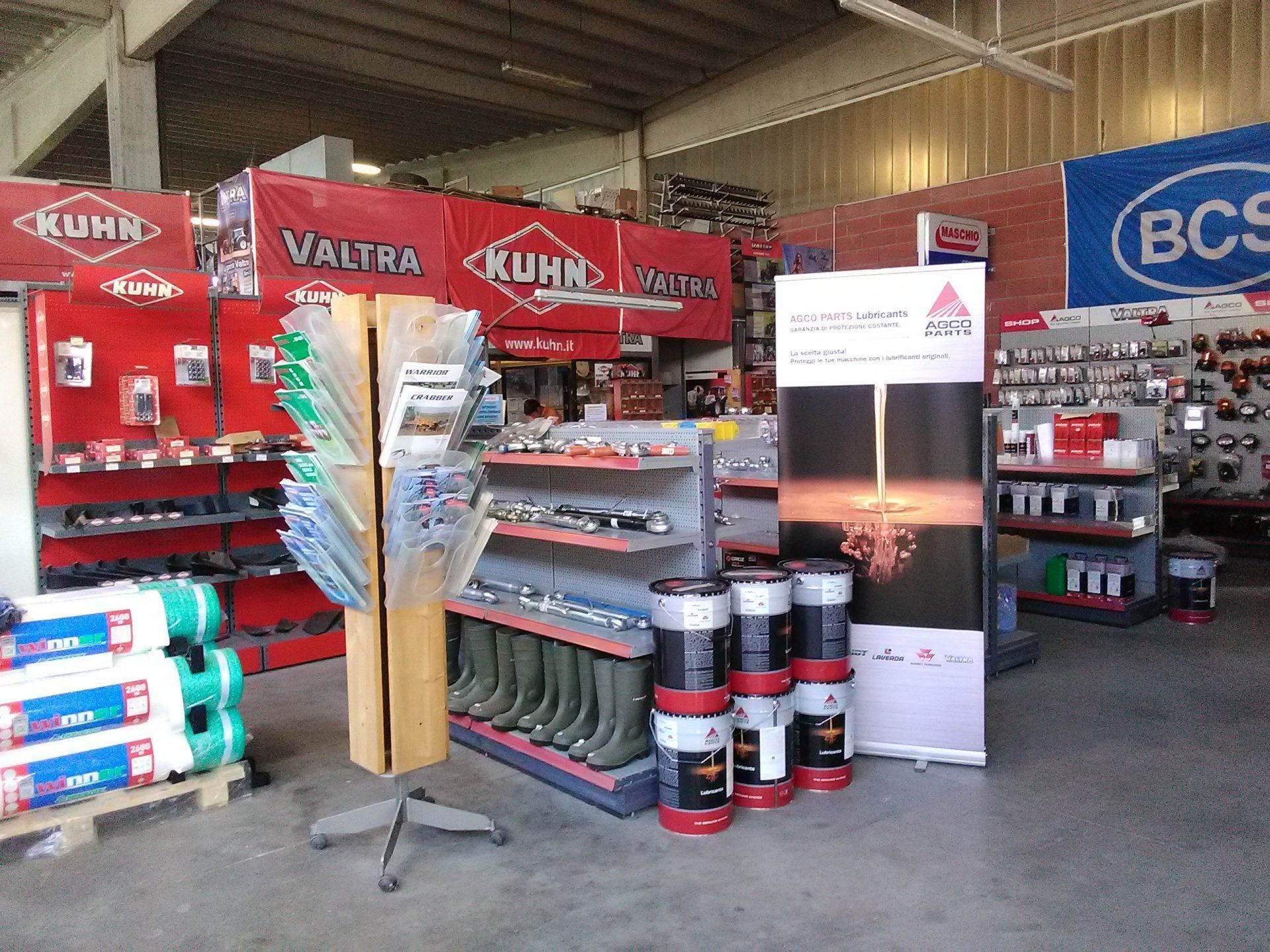 Un negozio con un cartello che dice BCS