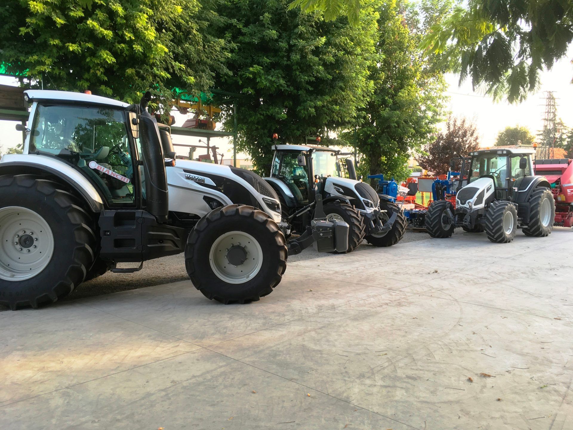 Una fila di trattori sono parcheggiati in un parcheggio