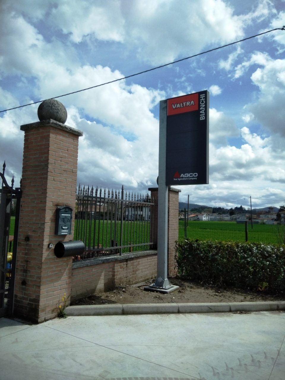 Un cartello su un palo che dice