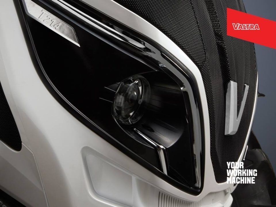 Un primo piano del faro di un trattore valtra