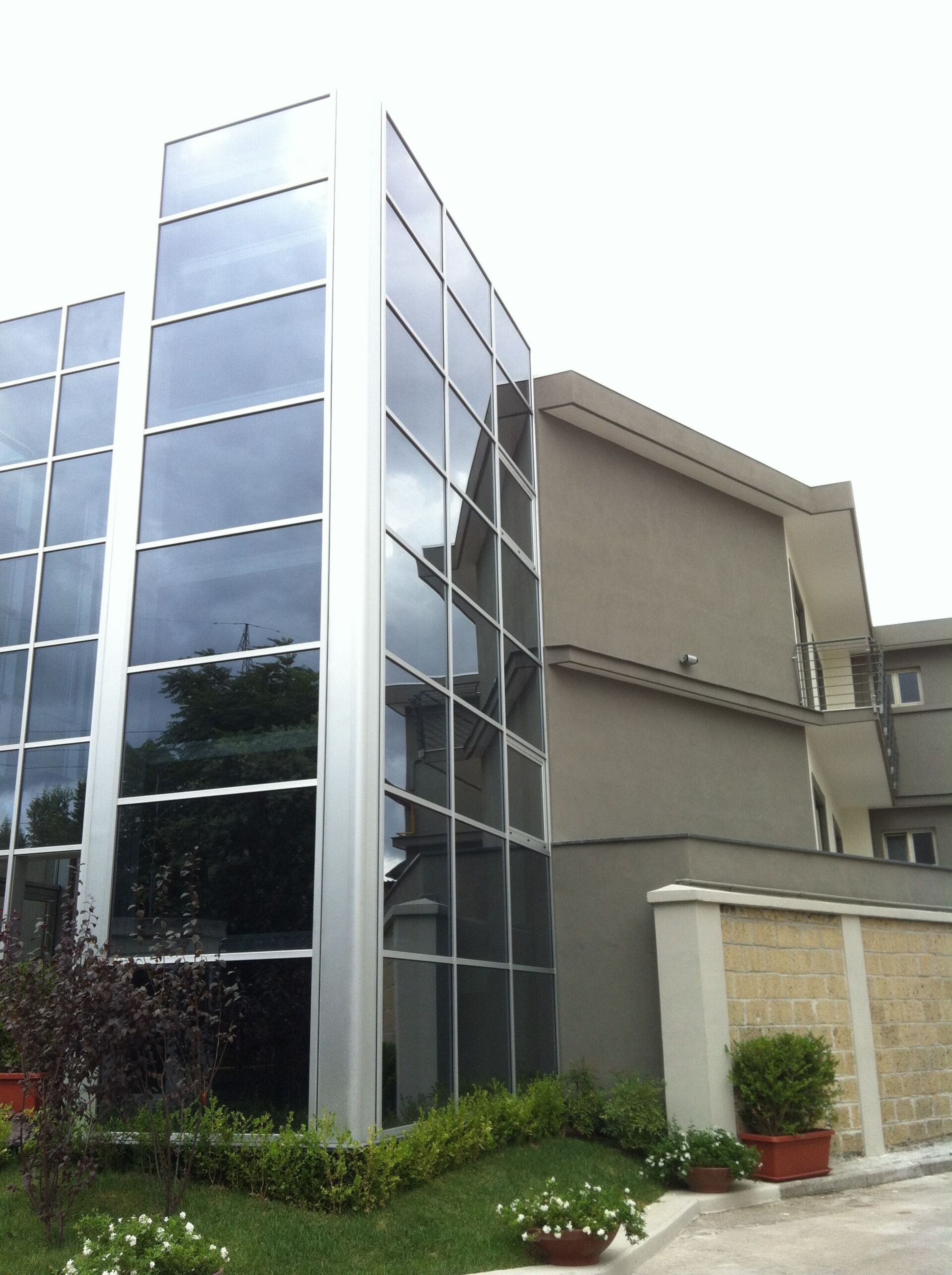 edificio con facciata in vetro