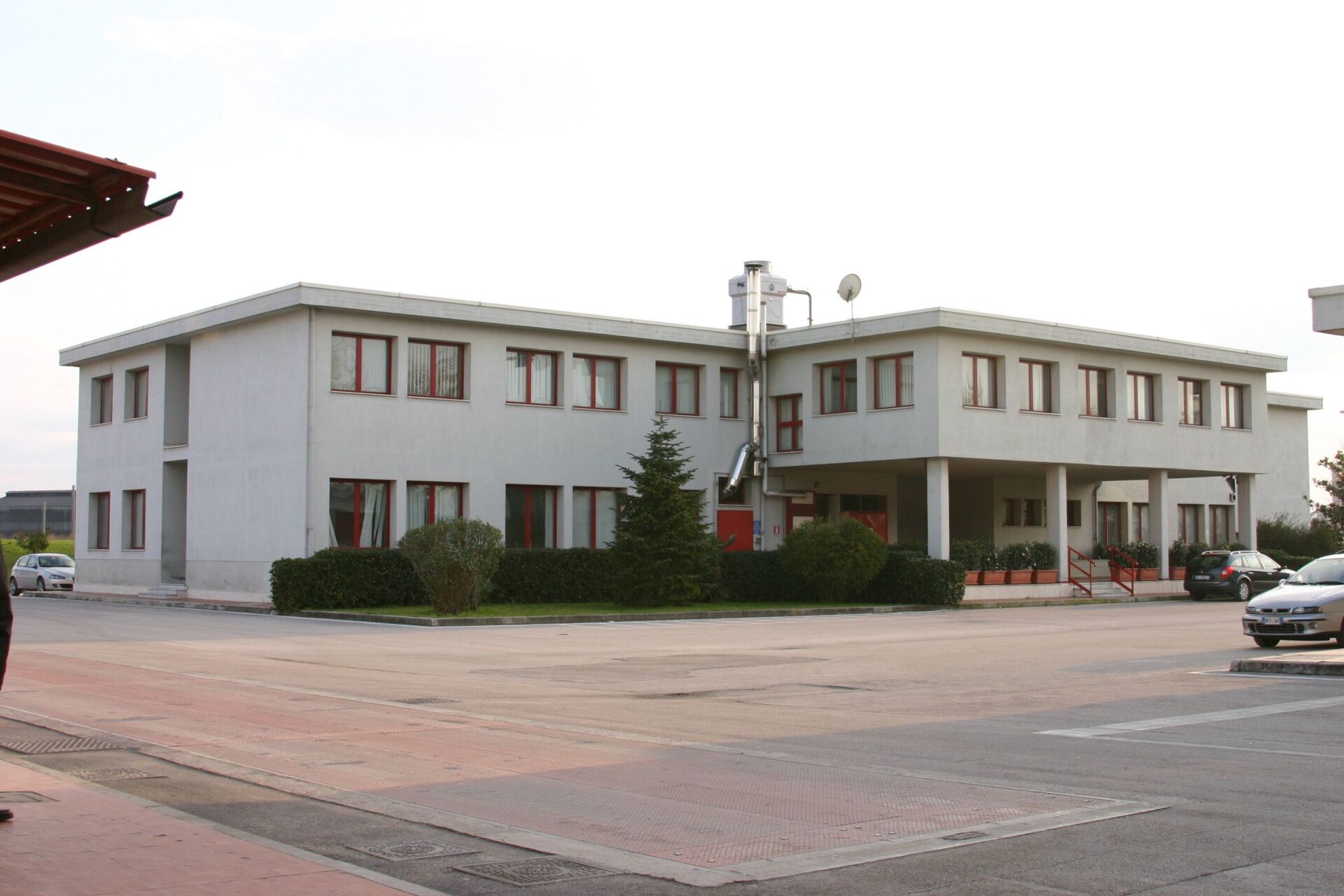 edificio scolastico con serramenti nuovi