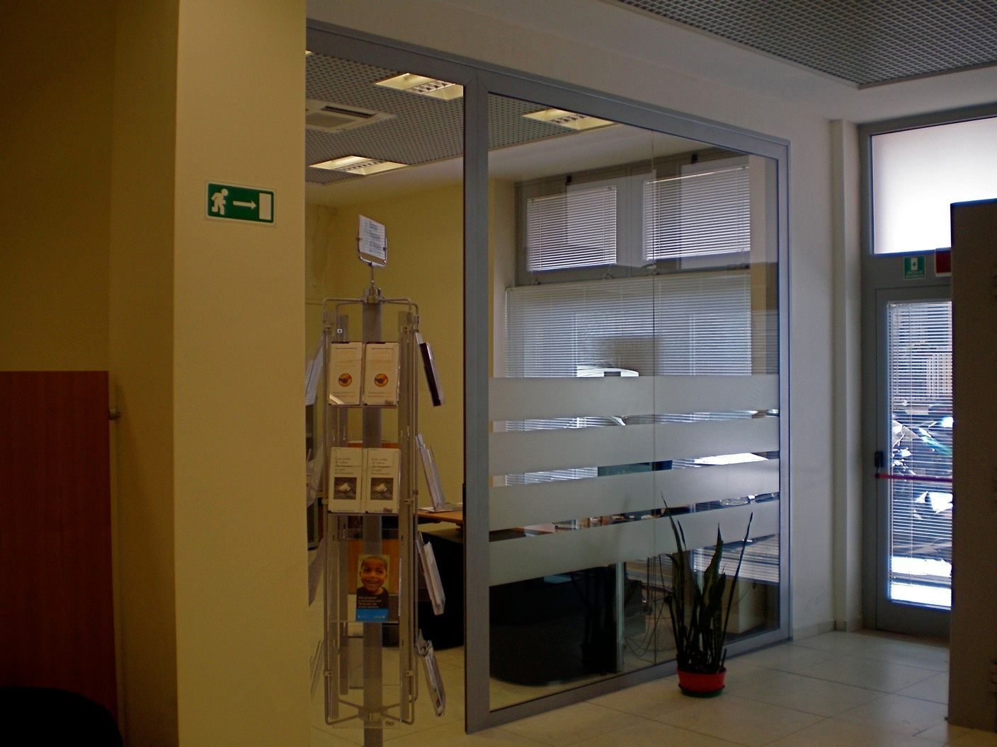 negozio con vetrina in alluminio