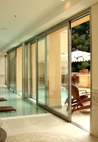 entrata edificio con porte scorrevoli