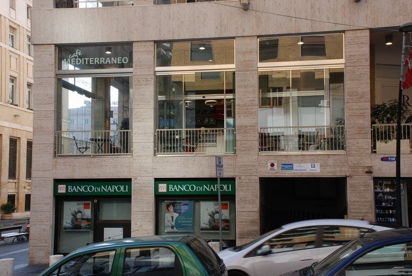 palazzo con ampie vetrate con profili in alluminio