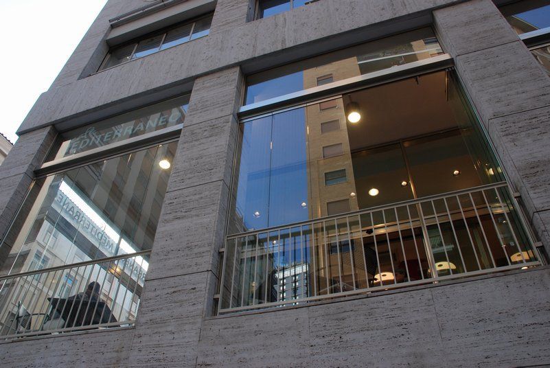 vetrate edificio con serramenti in alluminio