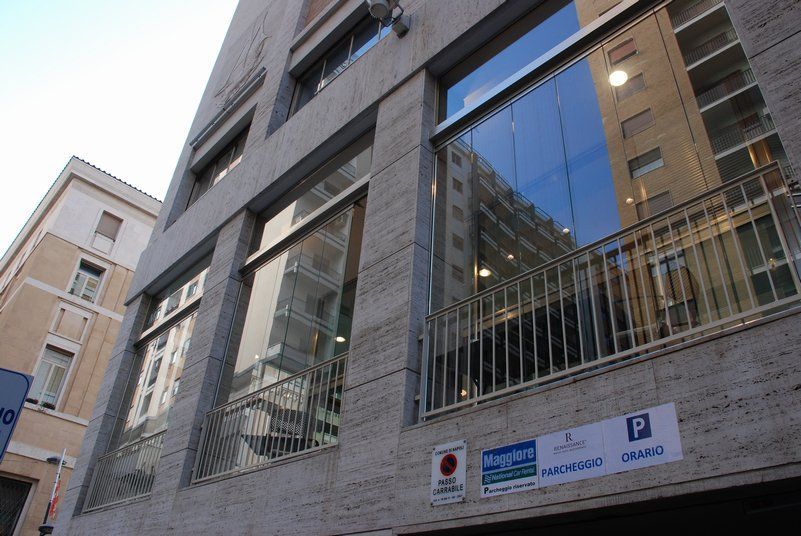 palazzo con ampie vetrate