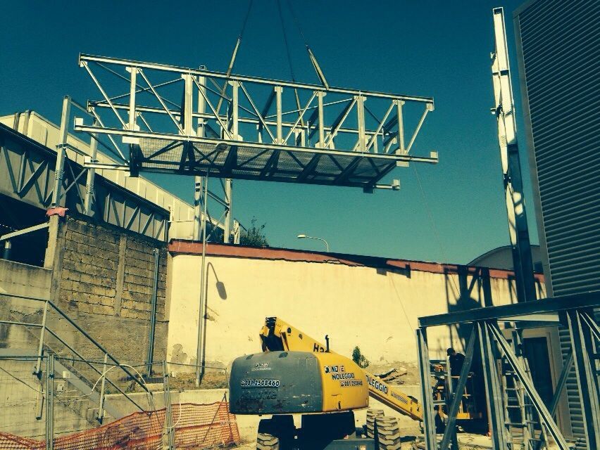 movimentazione opere di carpenteria in un cantiere