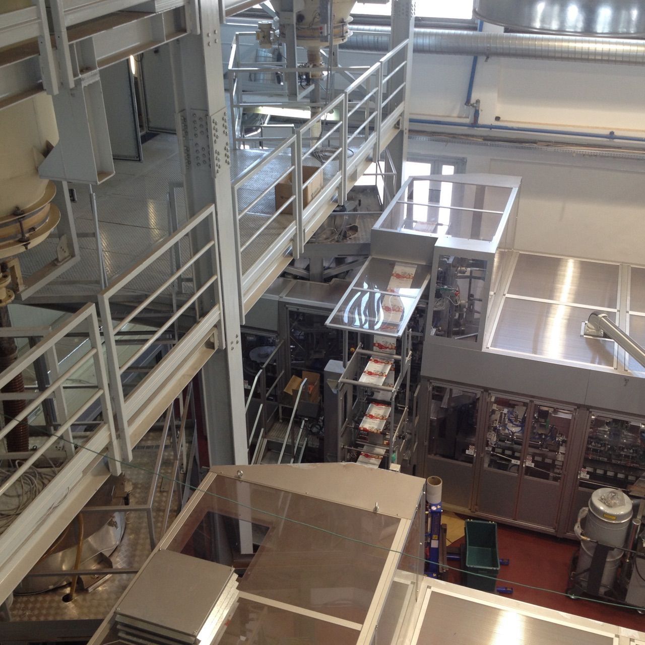 struttura in ferro all'interno di una fabbrica