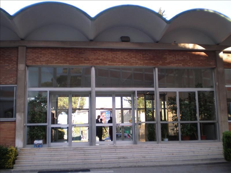 installazione portone di ingresso in un palazzo