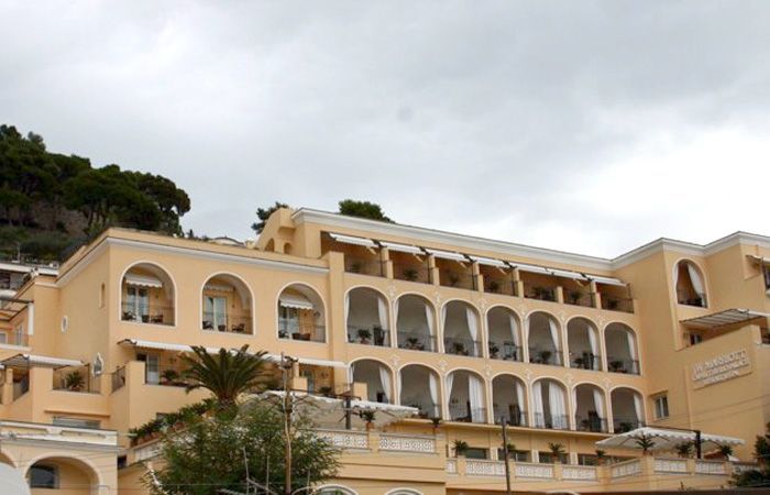 installazione serramenti in un hotel