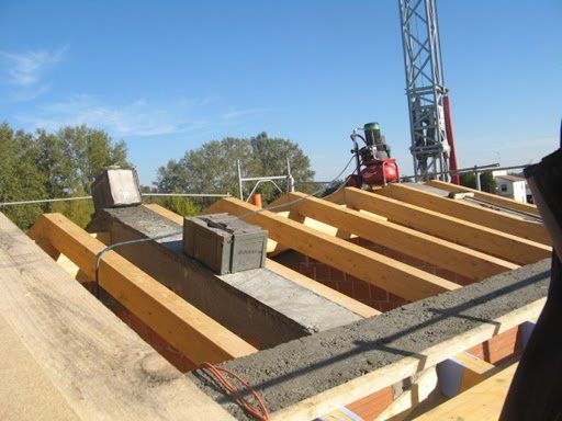 operai durante il rifacimento di un tetto