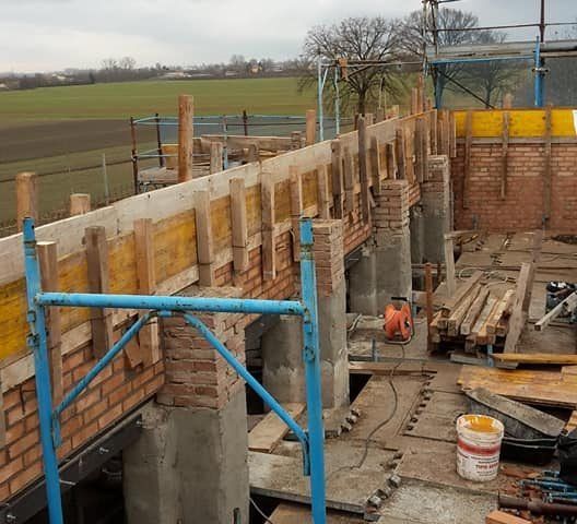 lavori in un cantiere edile per nuova costruzione edile