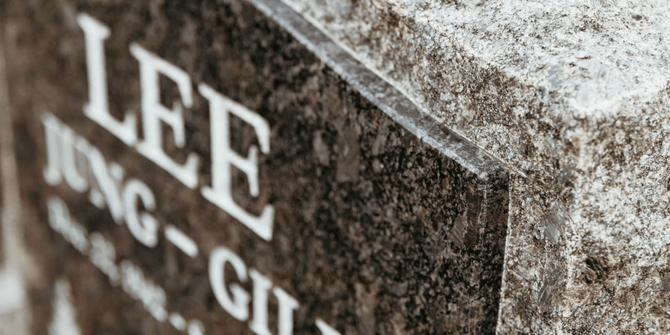 A close up of a gravestone with the name lee written on it