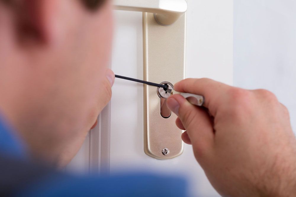 locksmith fixing lock