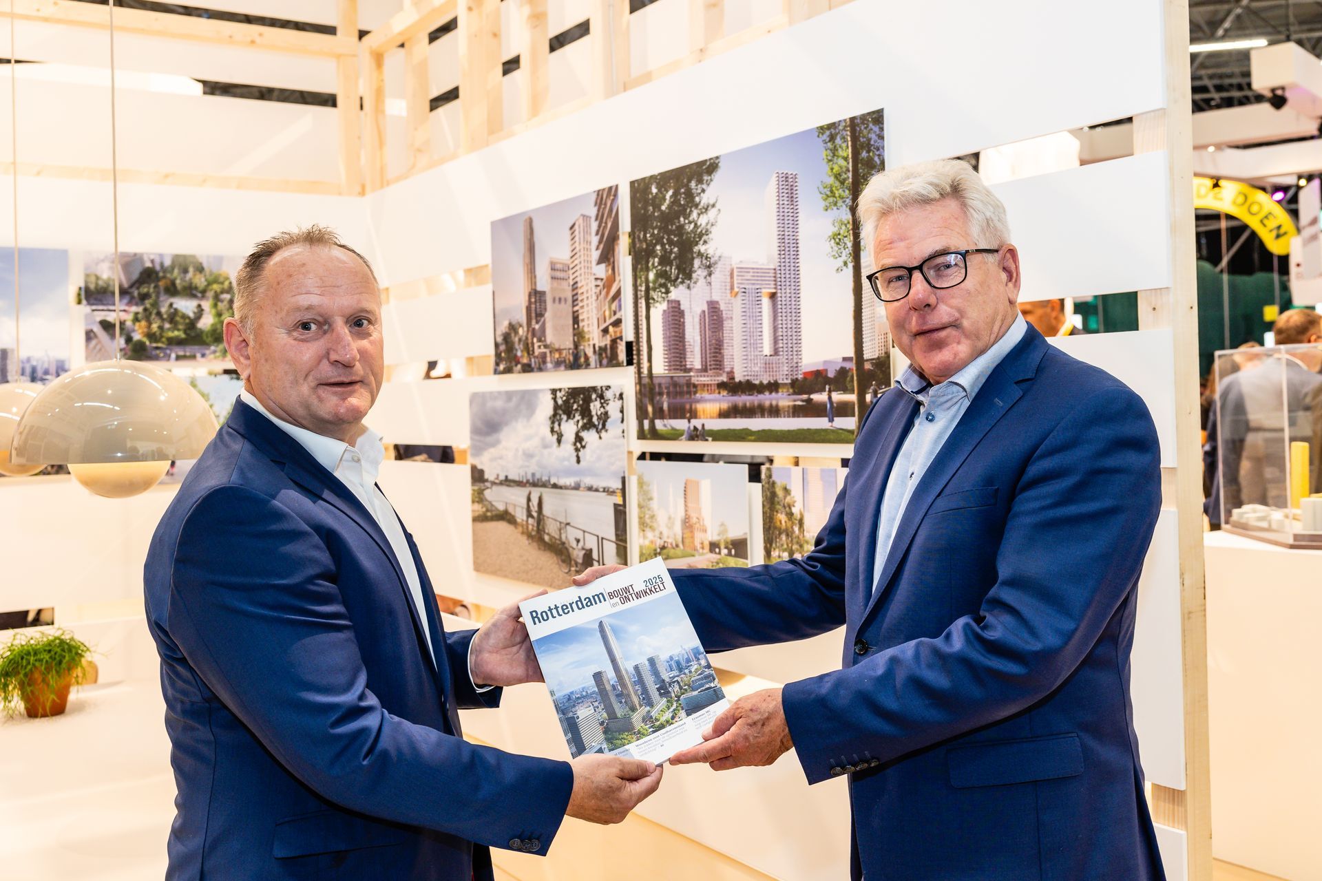 Eerste exemplaar Rotterdam Bouwt en Ontwikkelt 2025 uitgereikt op de PROVADA