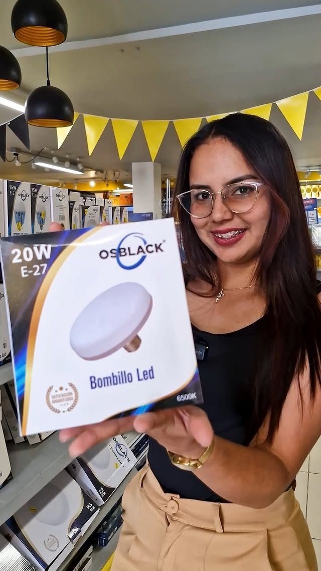 Mujer con gafas sosteniendo una caja de luz Led de bambú 