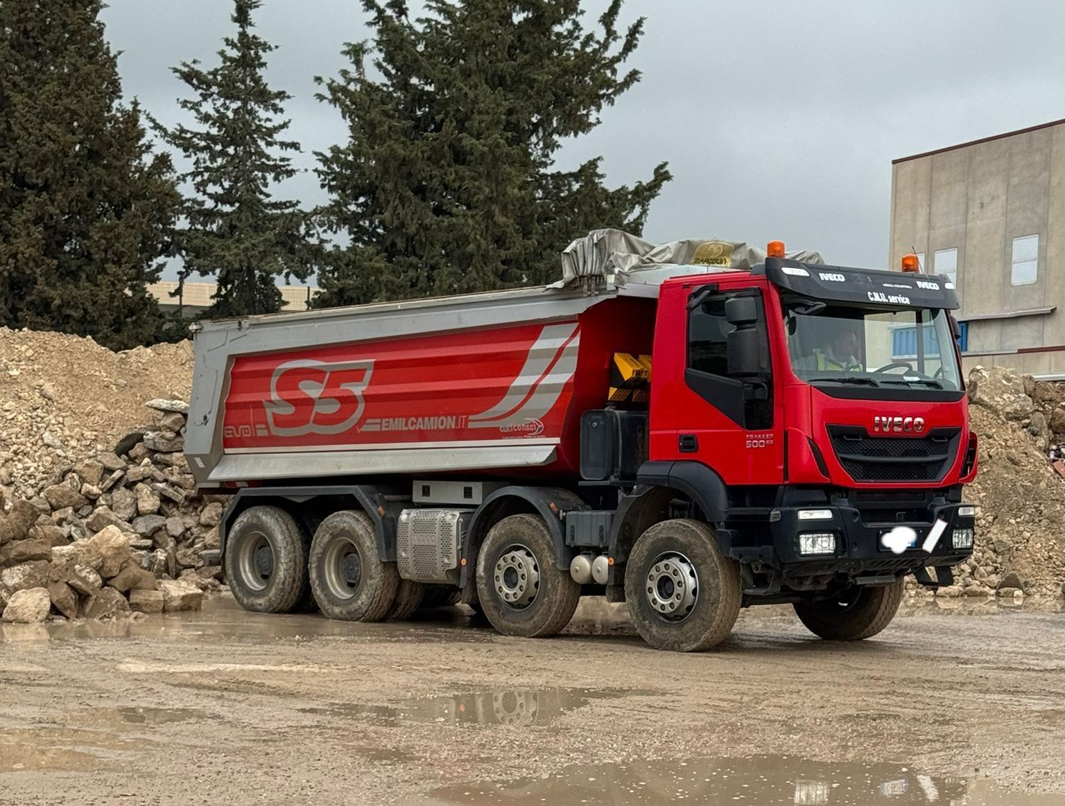camion per trasporto rifiuti speciali