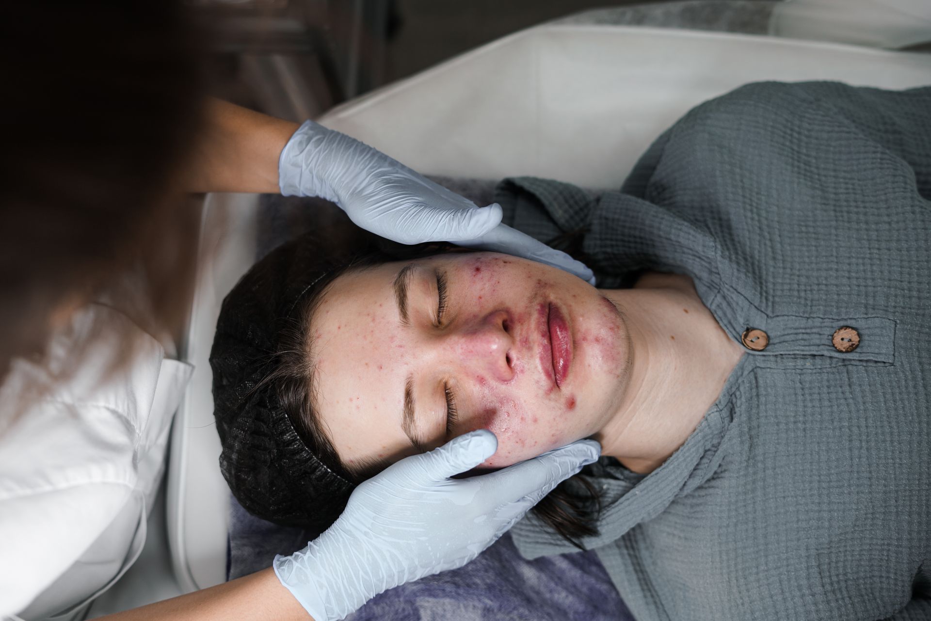 Donna che si sottopone a un trattamento per il viso