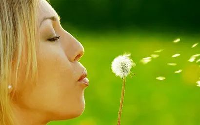 Braccio di una persona con linee incrociate, sottoposta a test allergologici, con una mano guantata che applica gocce di liquido.