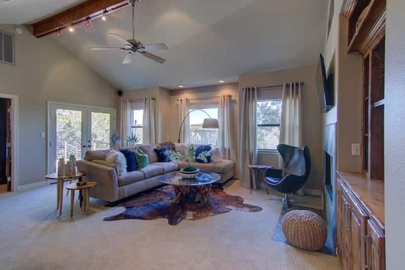 A living room filled with furniture and a ceiling fan.