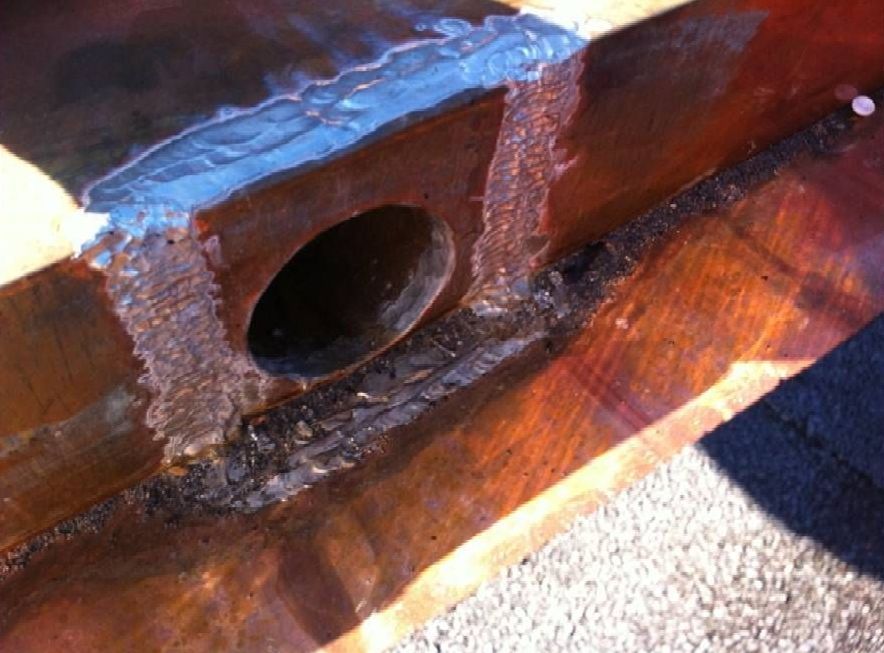 Un gros plan d'un morceau de bois avec un trou dedans.