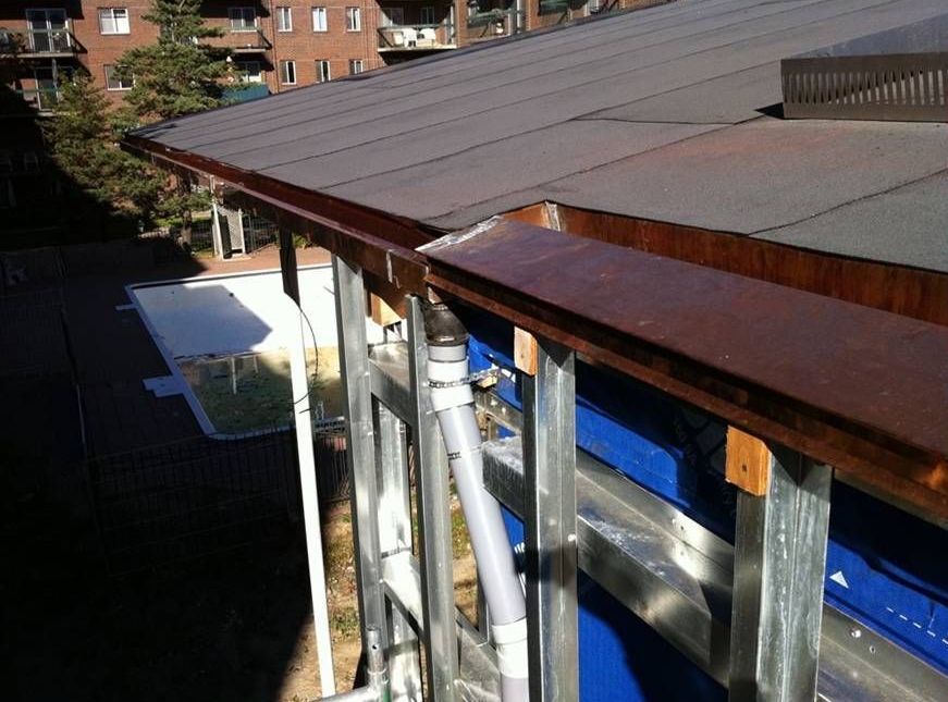 Un bâtiment avec un toit doté d'une gouttière