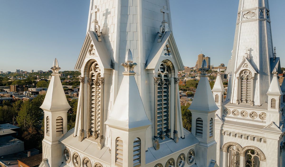 Une vue aérienne d'une grande église blanche avec une ville en arrière-plan.