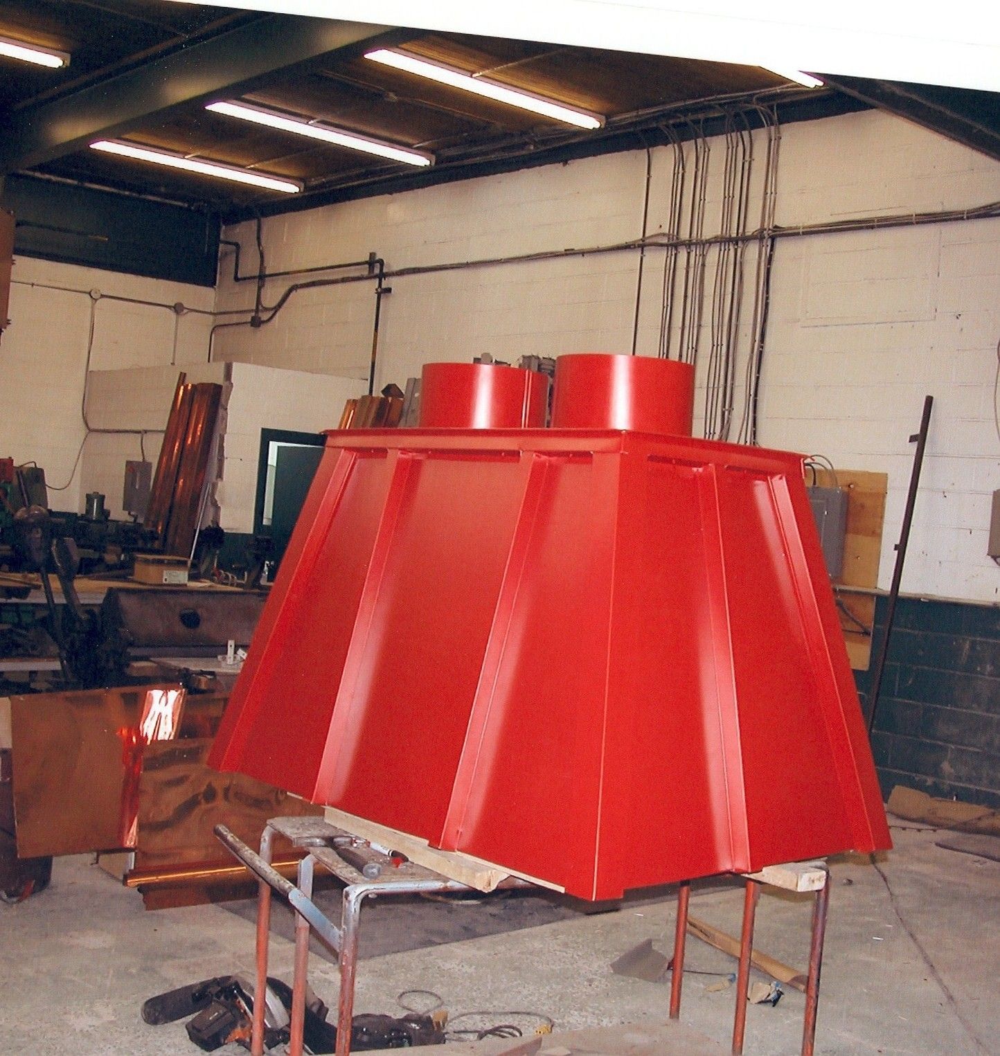 Un gros objet rouge est posé sur une table dans une pièce