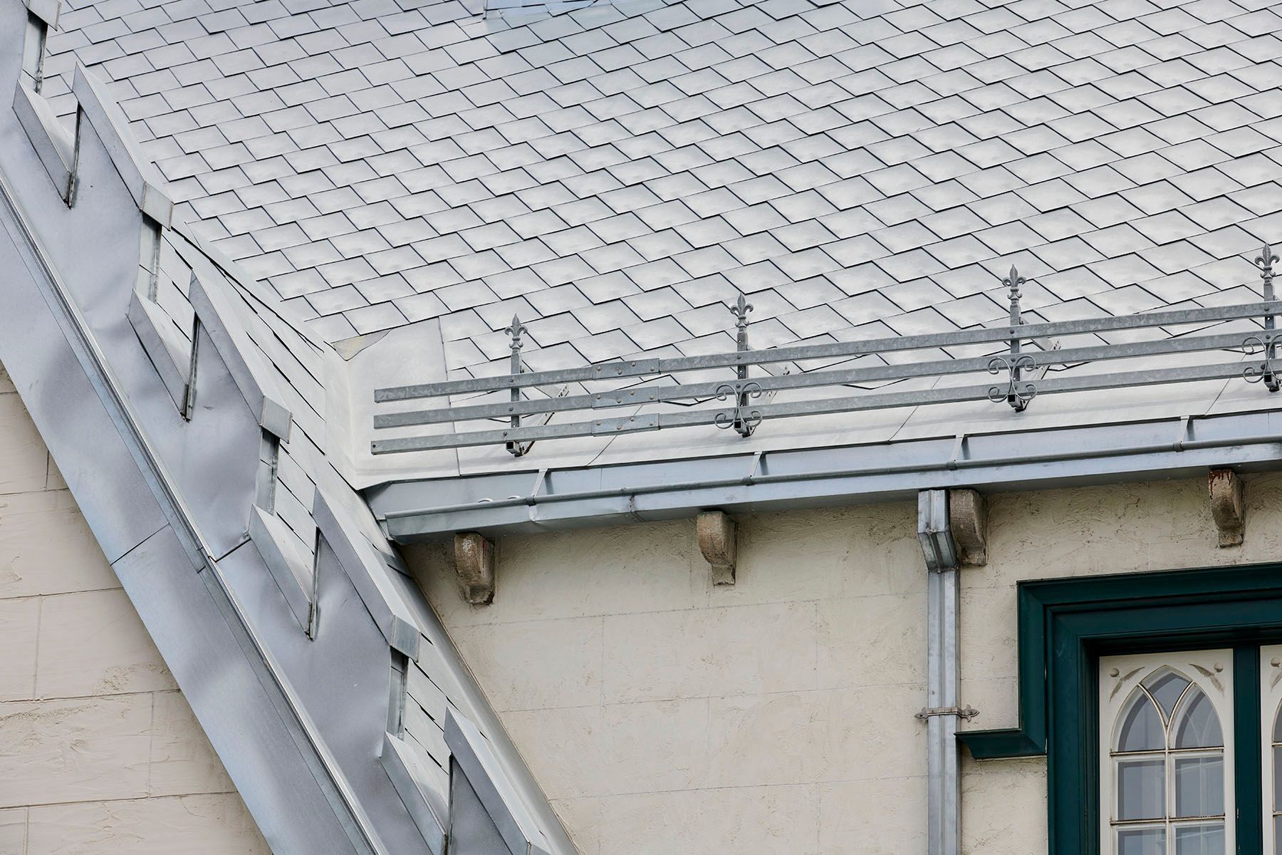 Un gros plan d'un toit avec des gouttières et une fenêtre