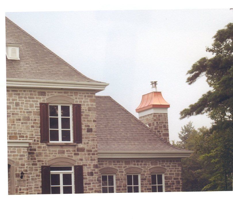 Un bâtiment en brique avec une cheminée au sommet