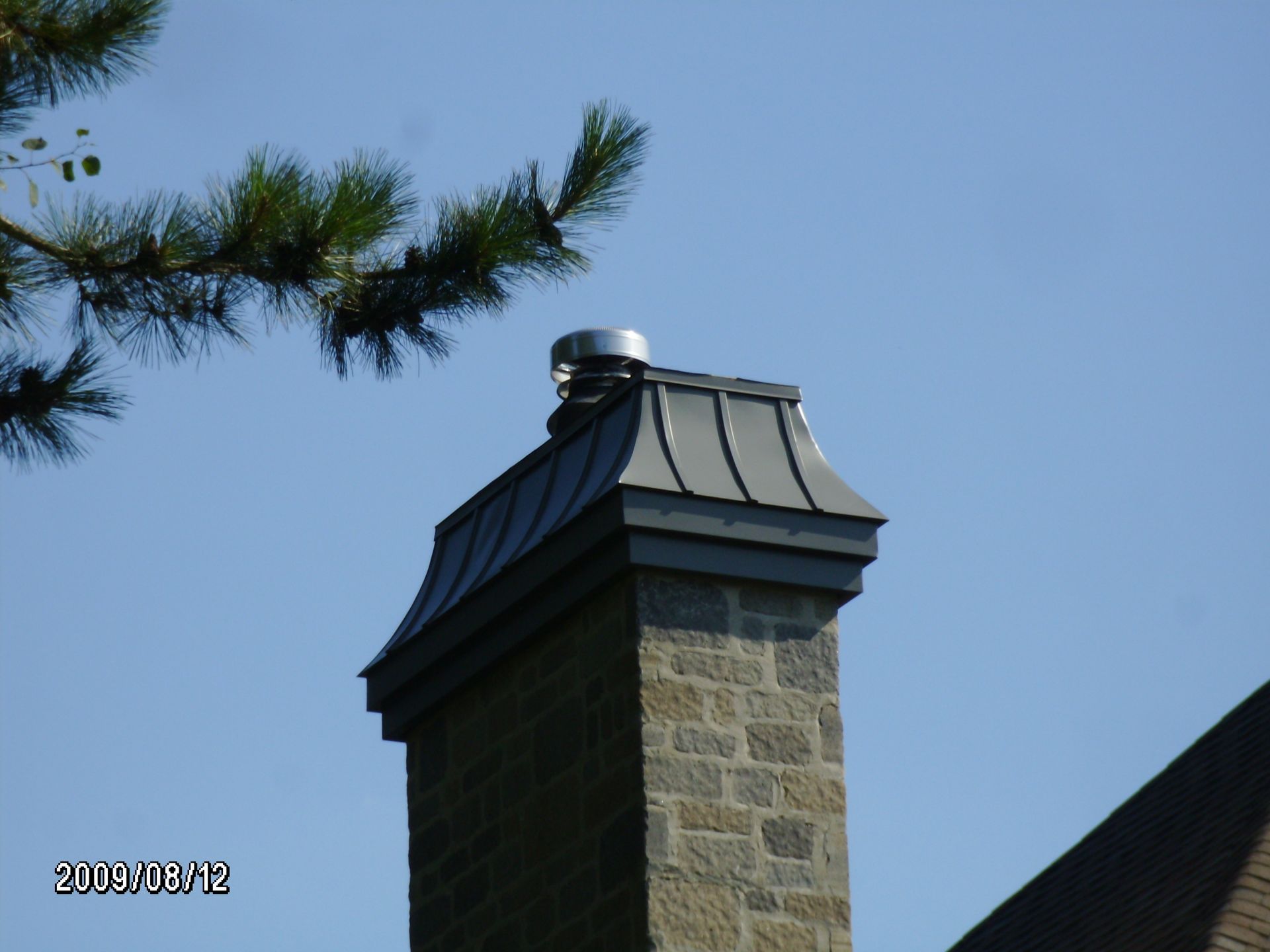 Une photo d'une cheminée a été prise en 2008