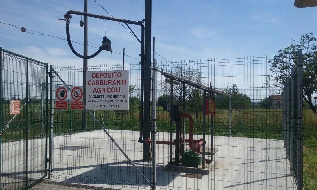 Una recinzione con un cartello che dice 