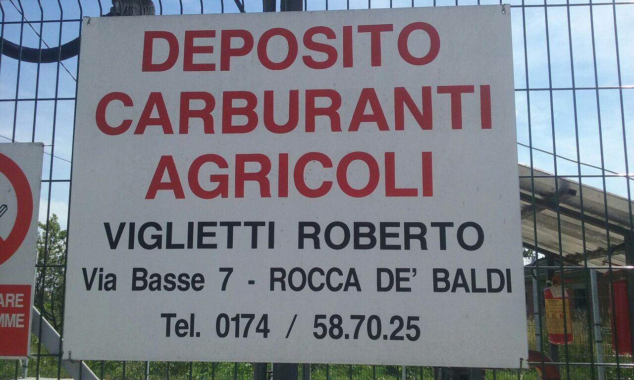 A sign that says deposito carburanti agricoli on it