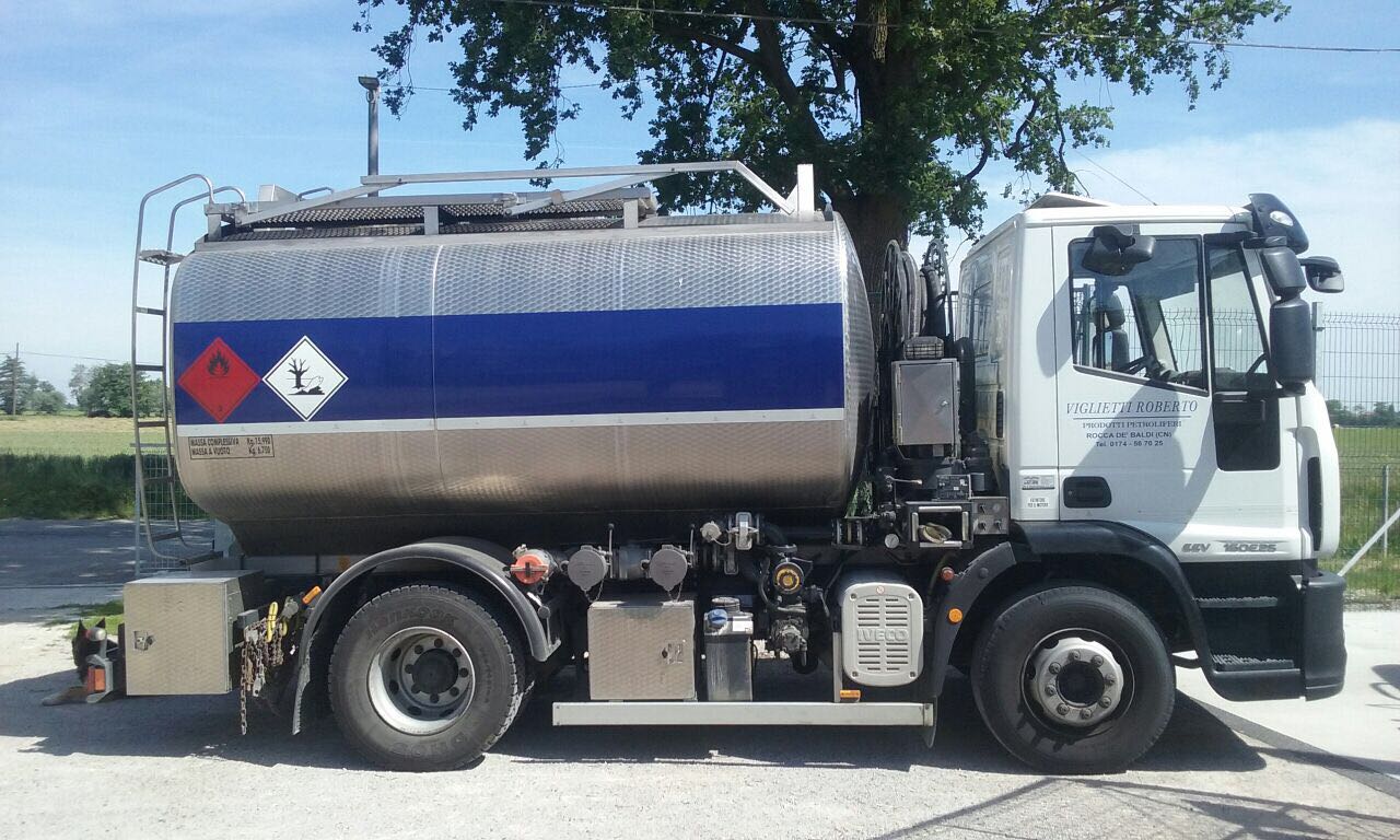 auto cisterna trasporto carburanti 1