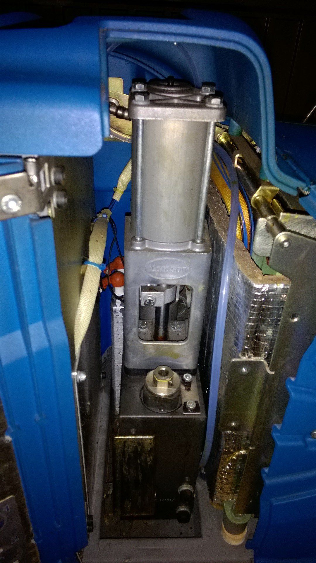 inside mechanism of the hot melt