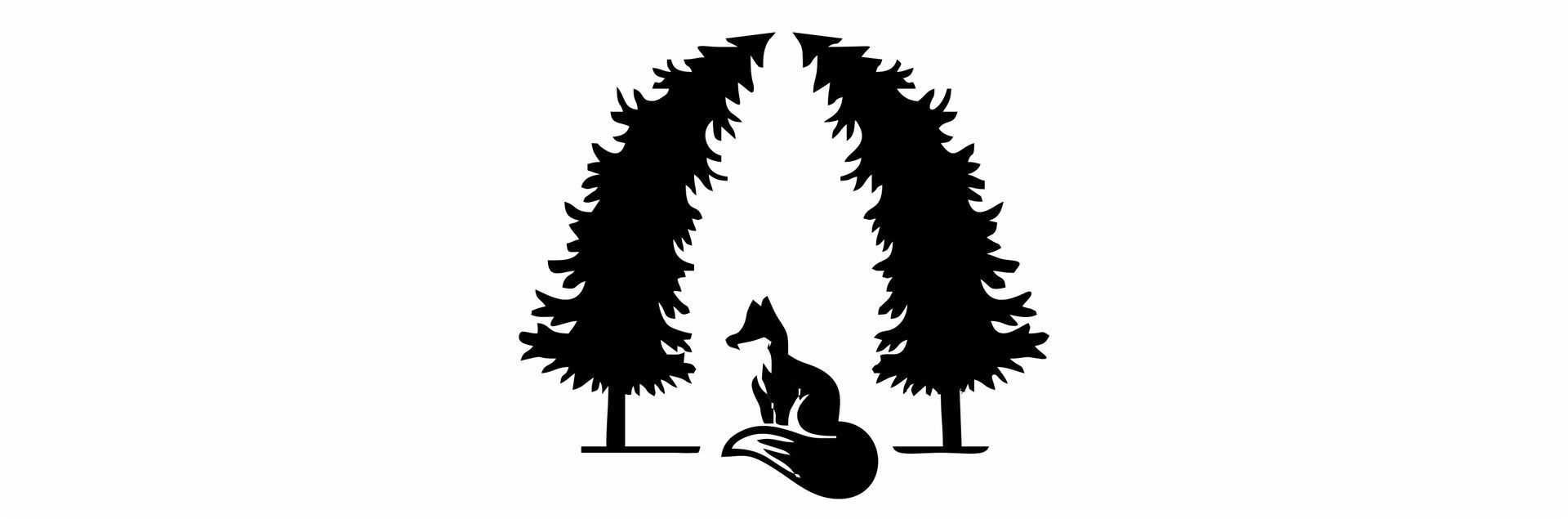 Een vos zit midden in een bos omringd door bomen.