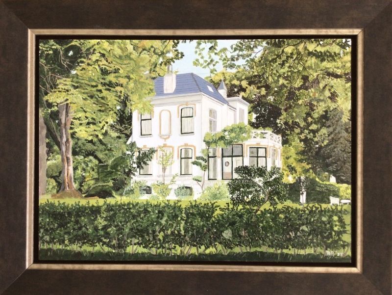 Wit huis gedeeltelijk verborgen door groene bomen en heg, blauw dak, ingelijst.