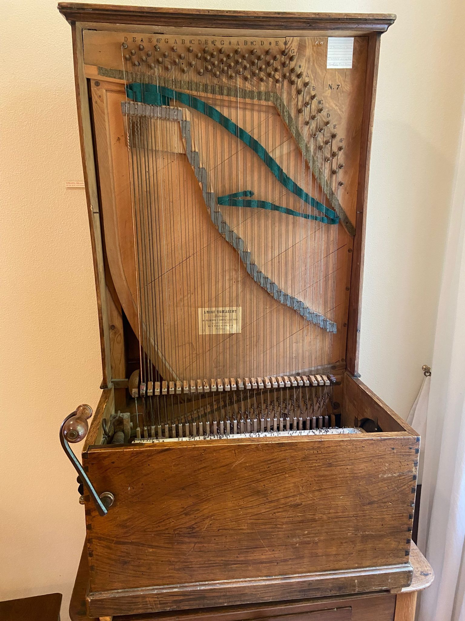 Een houten kist met daarin een harp.