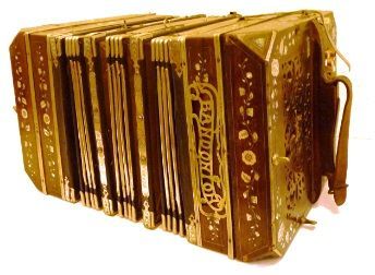 Een bruine en gouden accordeon met een handvat op een witte achtergrond