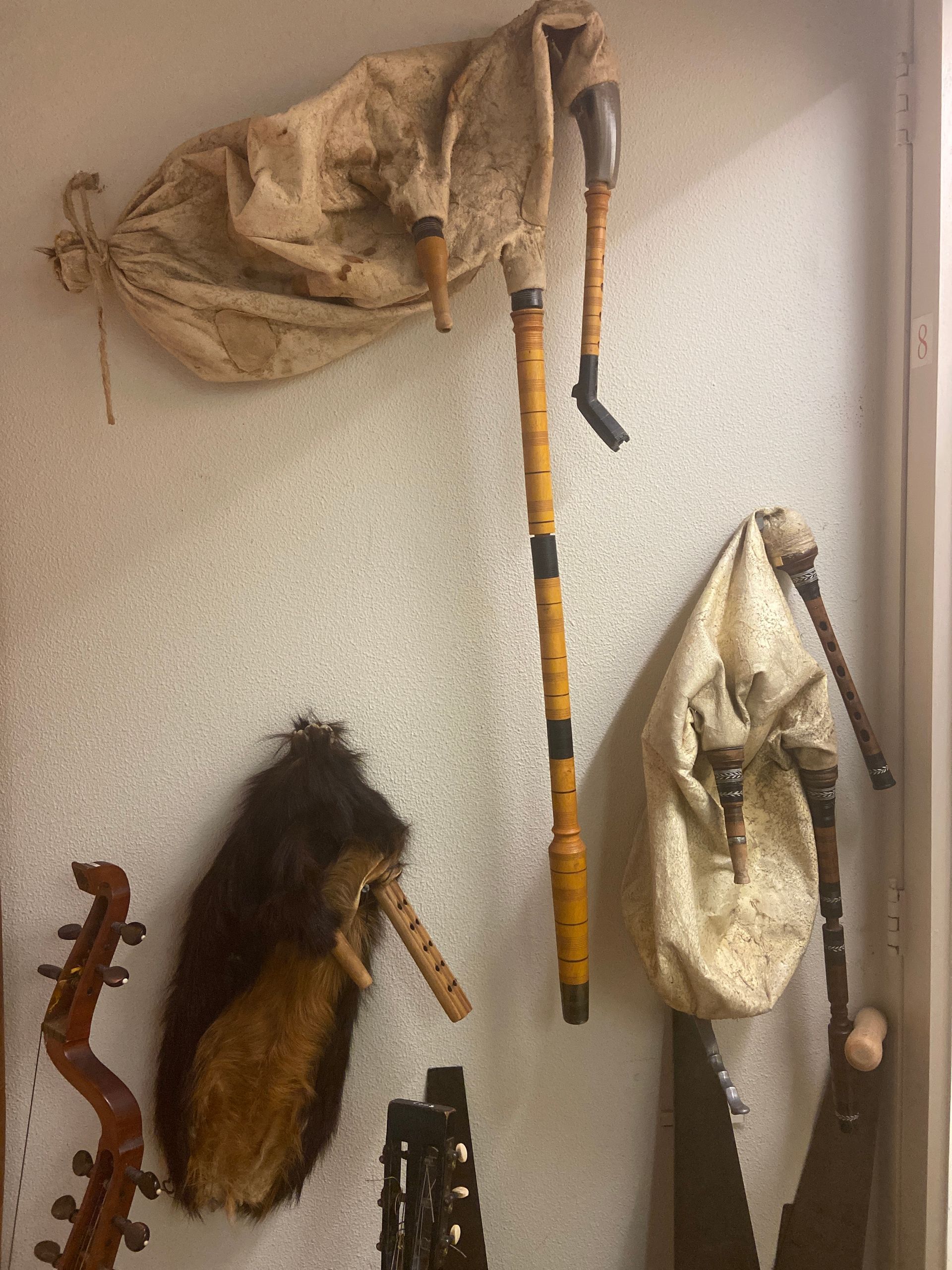 Aan de muur hangen een stel doedelzakken