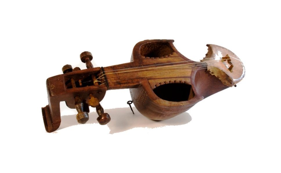 Een gebroken houten viool zit op een wit oppervlak.