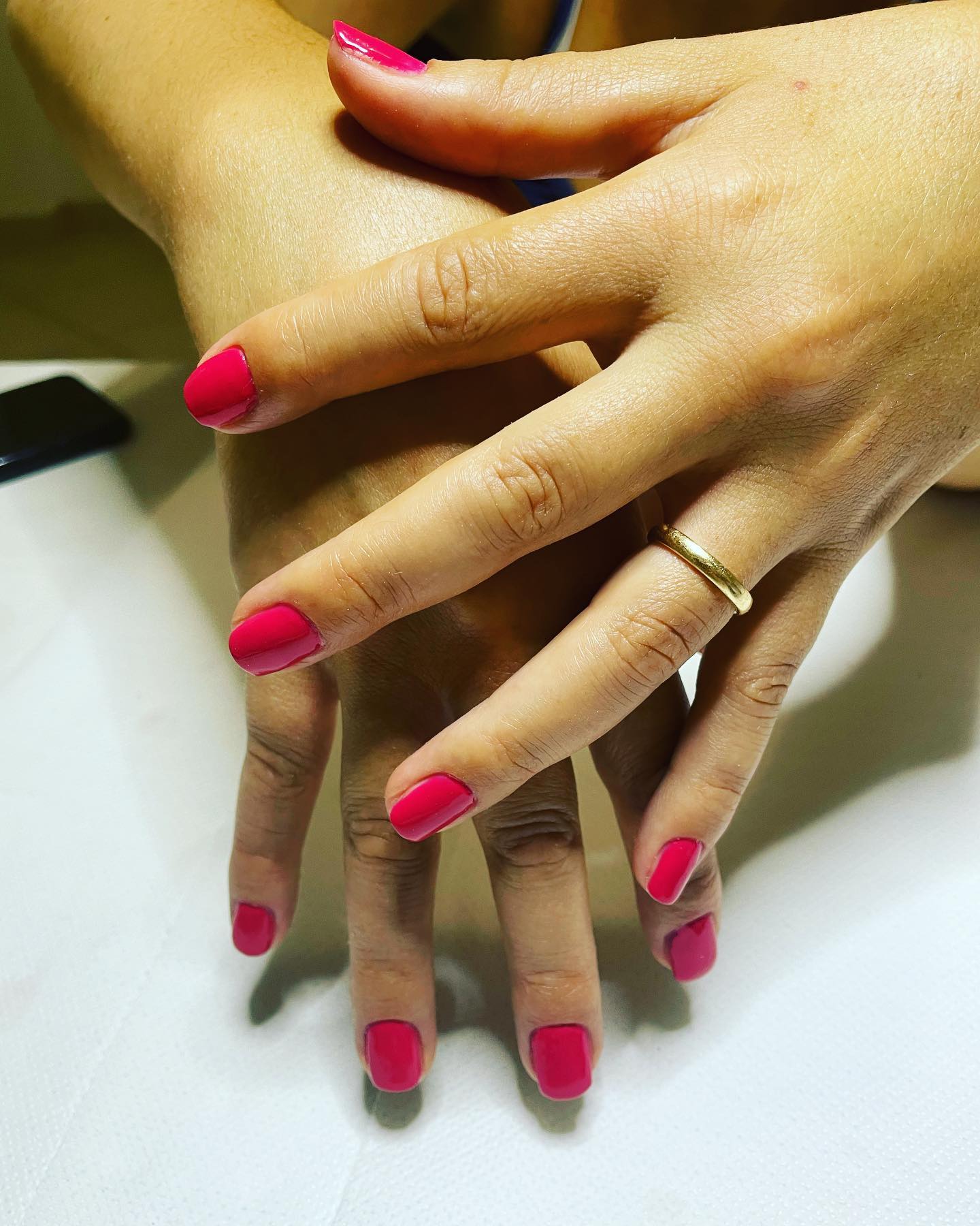 unghie con smalto rosso