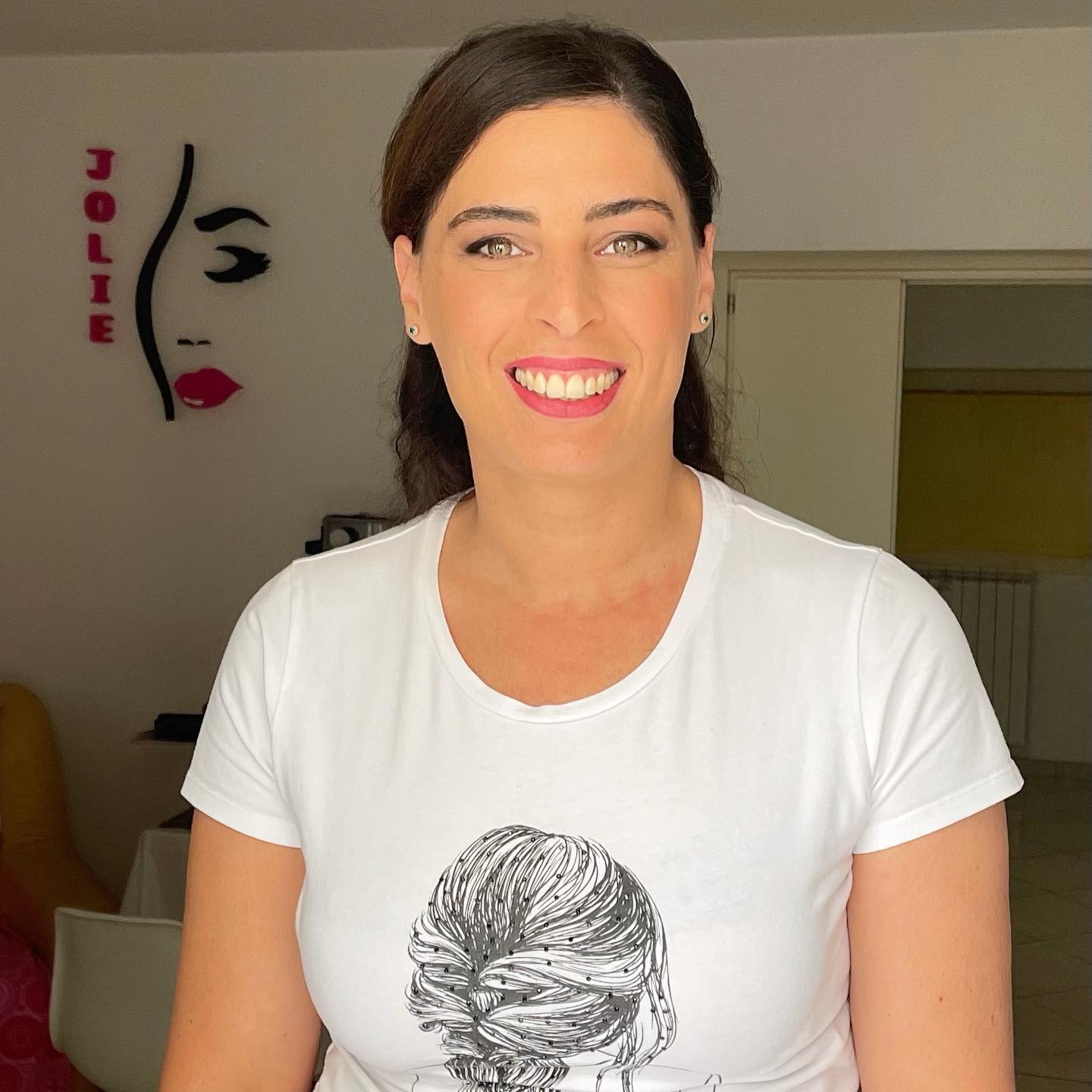 cliente dopo una seduta di make-up