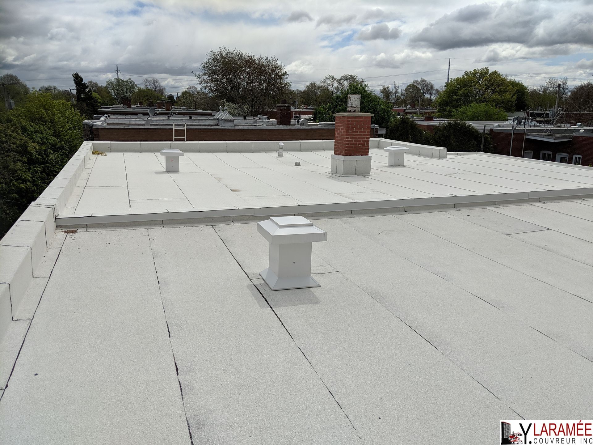 Un toit blanc avec une cheminée au-dessus