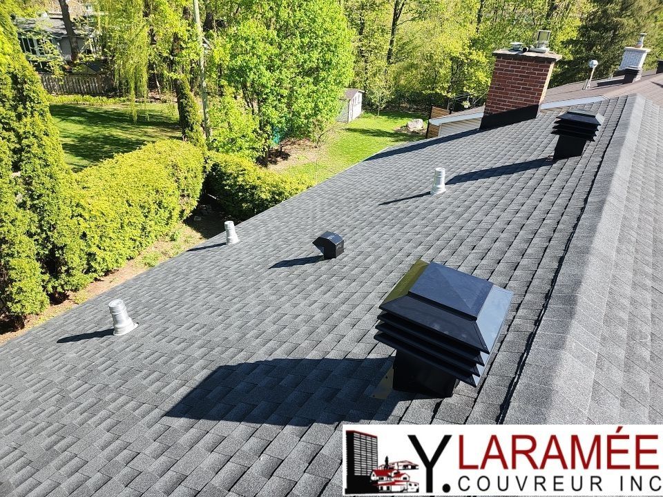 Un toit avec un logo qui dit lylaramee couvreur inc